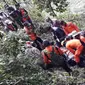 Tim SAR gabungan tengah mengevakuasi jasad pendaki asal luar negeri, Andrey Voytech, di Gunung Merbabu, Sabtu (7/4/2018). (Solopos.com/Istimewa/Basarnas Jateng)