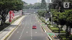 Mobil melintas saat penyekatan PPKM Darurat di kawasan Ratu Plaza, Jakarta, Sabtu (17/7/2021). Menko PMK Muhadjir Effendy mengabarkan Pemberlakuan Pembatasan Kegiatan Masyarakat (PPKM) Darurat akan diperpanjang hingga akhir Juli. (Liputan6.com/Faizal Fanani)