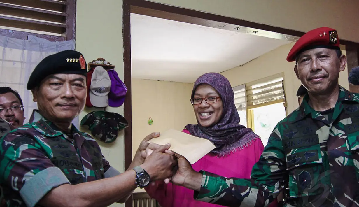 Bersama Danjen Kopassus Mayjen TNI Agus Sutomo (kanan), Panglima TNI Jenderal Moeldoko memberikan bantuan kepada istri Kapten Inf. Langgeng Pujut Santoso yang sedang hamil, Jumat (2/4/14). (Liputan6.com/Faizal Fanani)