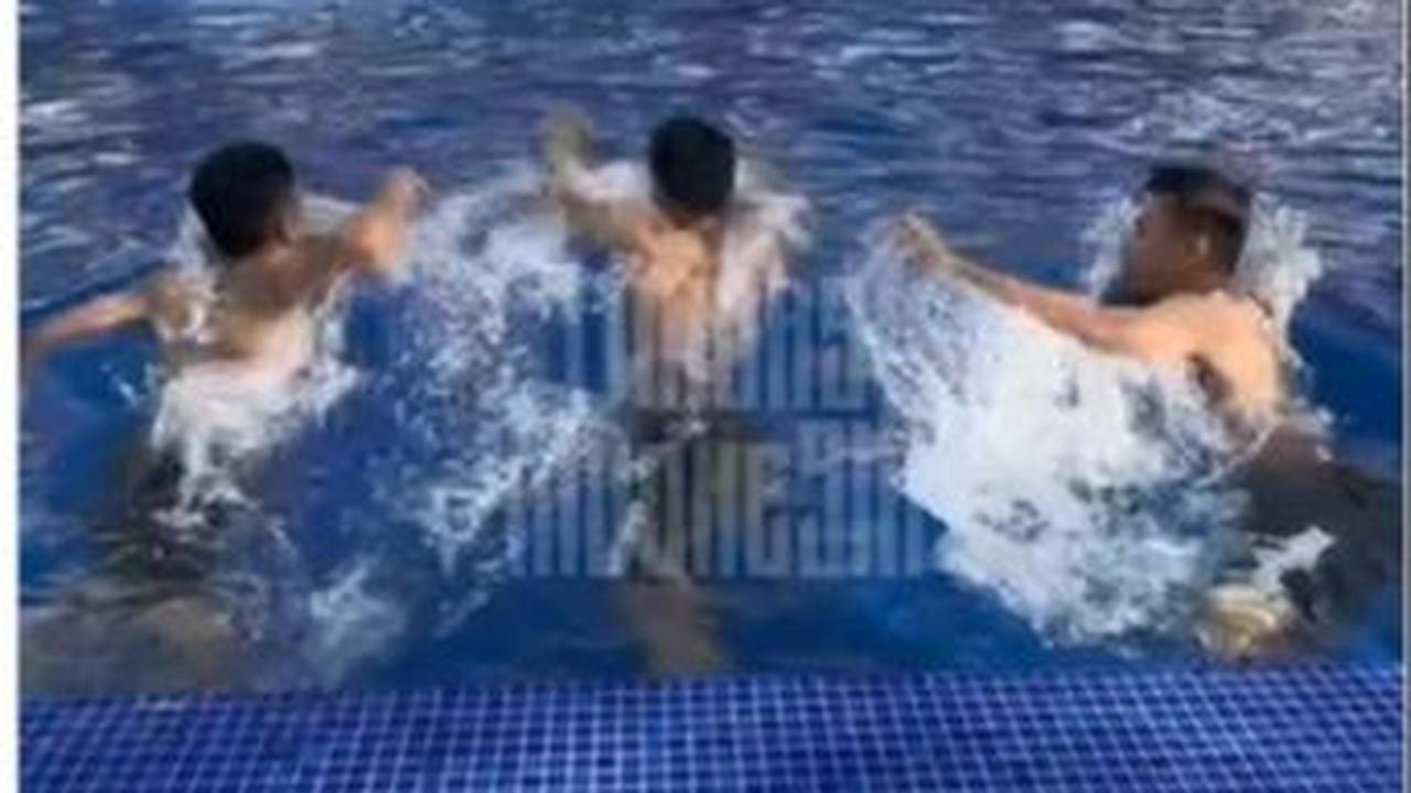 Para pemain Timnas tampak mengisi waktu luang mereka sebelum kembali bertanding dengan berenang di hotel.<br>