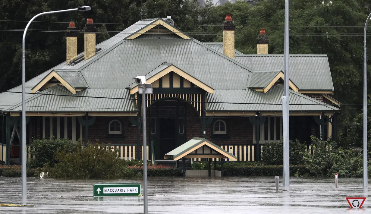 Sebuah rumah dikelilingi air dari banjir Sungai Hawkesbury di Windsor, barat laut Sydney, New South Wales, Australia (22/3/2021).  Negara bagian New South Wales yang padat penduduknya mengeluarkan lebih banyak perintah evakuasi menyusul banjir terburuk dalam beberapa dekade. (AP Photo/Rick Rycroft)