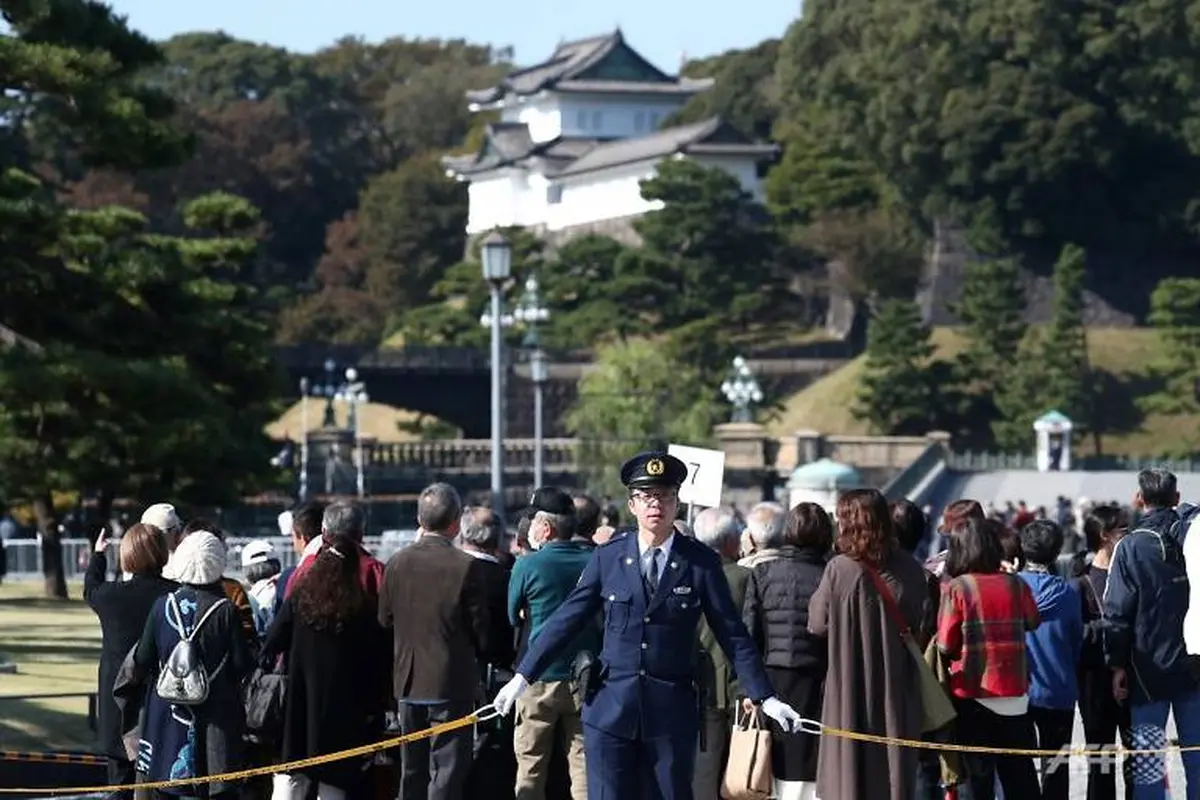 Ribuan orang berkumpul di Tokyo untuk menyaksikan parade langka kaisar dan permaisuri Jepang. (AFP)
