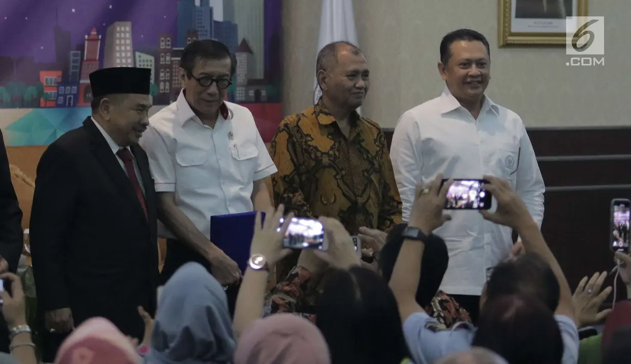 Kepala PPATK Kiagus Ahmad Badaruddin (kiri) berfoto bersama Menkumham Yasona Laoly, Ketua KPK Agus Rahardjo (kedua kanan), dan Ketua DPR RI Bambang Soesatyo (kanan) usai diskusi di gedung PPATK, Jakarta, Selasa (17/4).(Liputan6.com/Angga Yuniar)