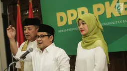 Ketum PKB, Muhaimin Iskandar (tengah) bersama pasangan Cagub-Cawagub Arinal Djunaidi (kiri) dan Chusnunia Chalim untuk Pilkada Lampung 2018 memberi sambutan di Gedung DPP PKB, Jakarta, Rabu (20/12). (Liputan6.com/Faizal Fanani)