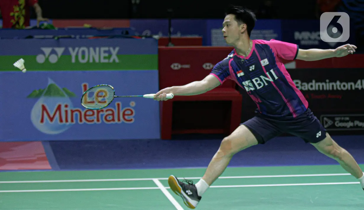 Ganda putra Indonesia Kevin Sanjaya dan Marcus Gideon (tak terlihat) saat bertanding melawan pasangan Korea Selatan Kang Min-hyuk/Seo Seung-jae pada babak 16 besar Indonesia Open 2022 di Istora Senayan, Jakarta Pusat, Kamis (16/6/2022). Kevin/Marcus terhenti di babak 16 besar setelah kalah 14-21, 12-21. (Liputan6.com/Faizal Fanani)
