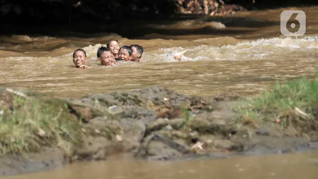 FOTO: Liburan Kecil di Kali Ciliwung