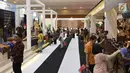 Pengunjung melihat produk-produk UMKM dalam Pameran Karya Kreatif Indonesia (KKI) di Jakarta Convention Center, Jumat (20/7). Pameran ini menghadirkan  kerajinan tradisional dari seluruh pengrajin UMKM binaan Bank Indonesia. (Liputan6.com/Angga Yuniar)
