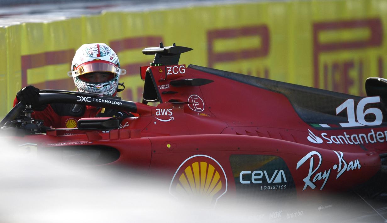 Pembalap Ferrari, Charles Leclerc, berusaha keluar dari mobilnya setelah mengalami kecelakaan dalam sesi latihan jelang F1 Grand Prix Miami 2023 yang berlangsung di Miami International Autodrome, Jumat (5/5/2023). (AFP/Getty Images/Rudy Carezzevoli)