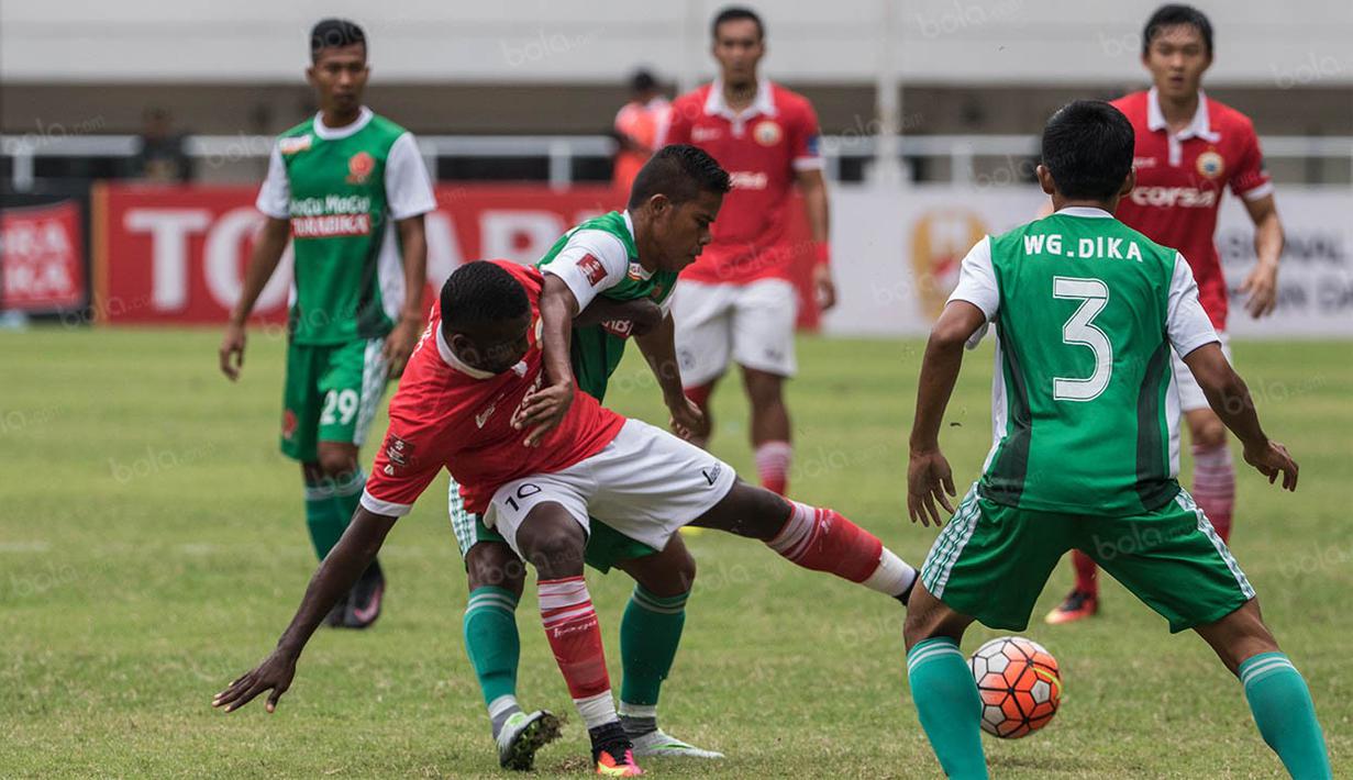 Striker Persija Jakarta, Greg Nwokolo, berusaha melewati gelandang PS TNI, Manahati Lestusen, pada laga Torabika Soccer Championship 2016 di Stadion Pakansari, Bogor, Jumat (15/10/2016). Persija menang 2-1 atas PS TNI. (Bola.com/Vitalis Yogi Trisna)