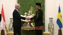 Presiden Jokowi berjabata tangan dengan Raja Swedia Carl XVI Gustaf seusai menganugerahkan penghargaan Bintang RI di Istana Bogor, Senin (22/5). Ini merupakan kunjungan kenegaraan Raja Swedia pertama kalinya ke Indonesia. (Liputan6.com/Angga Yuniar)