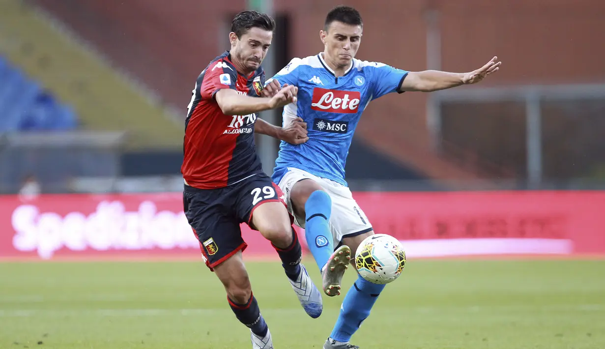 Pemain Genoa, Francesco Cassata, berebut bola dengan pemain Napoli pada laga lanjutan Seria A di Stadion Comunale Luigi Ferraris, Kamis (9/7/2020) dini hari WIB. Napoli menang 2-1 atas Genoa. (Tano Pecoraro/LaPresse via AP)