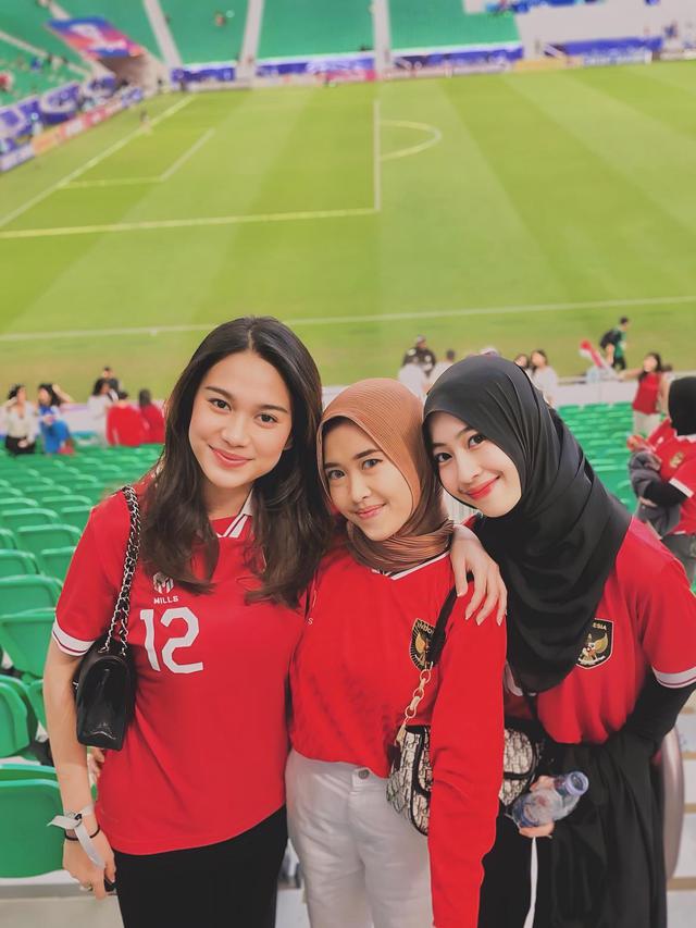 7 Potret Azizah Salsha dan Adiba Khanza Dukung Suami Lawan Jepang di Qatar
