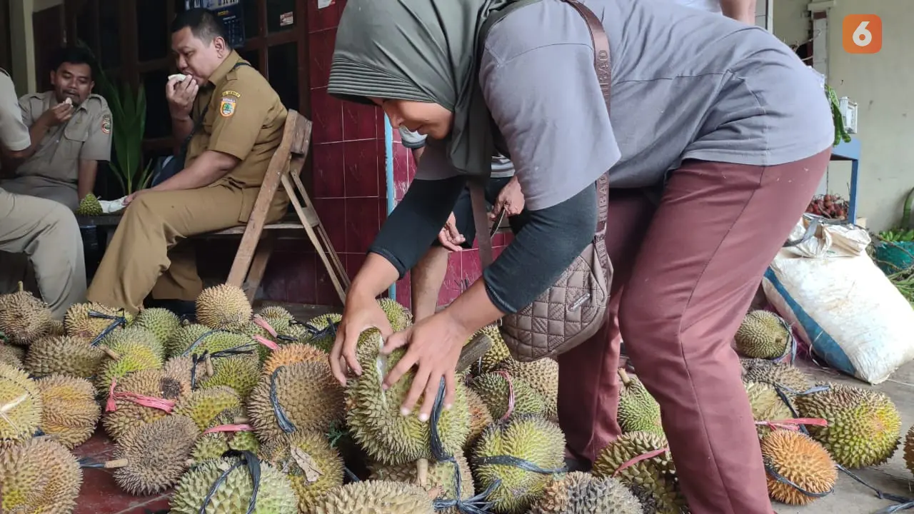 Duren Pak Brewok 30 Tahun Jual Buah yang Hasilnya Selegit Rasanya