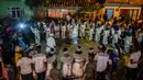 Sejumlah orang menari tarian tradisional Fuga saat perayaan "Adoraciones al Nino Dios" di Quinamayo, Kolombia (18/2). Perayaan ini telah berlangsung sejak 138 tahun lalu, dan digelar setiap bulan Februari. (AFP Photo/Luis Robayo)