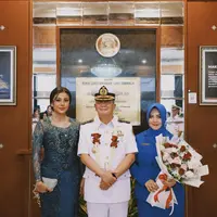 7 Potret Awkarin Tampil Anggun Berkebaya Navy Dampingi Sang Ayah dalam Pelantikan Jabatan Baru (credit: instagram.com/narinkovilda).