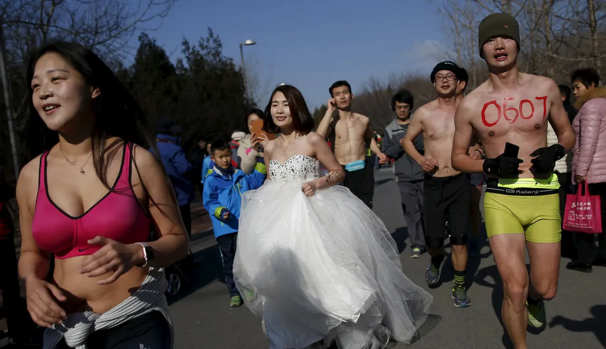 Sejumlah peserta saat mengikuti lomba lari " Half- Naked Marathon" di Olympic Forest, Beijing, Cina, (28/2). Peserta diwajibkan setengah telanjang untuk mengikuti lomba ini. (REUTERS / Kim Kyung - Hoon)