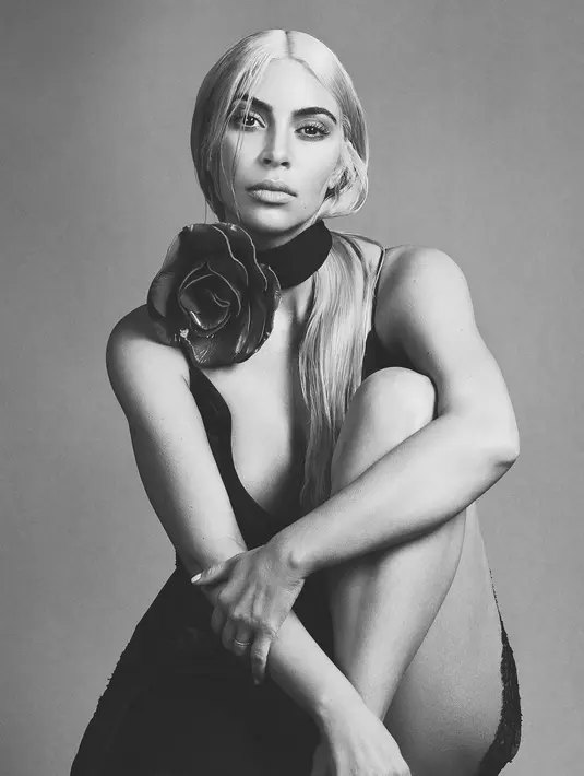 Tampil berani dan seksi dalam foto hitam putih, menurutmu bagaimana penampilan istri Kanye West ini? (instagram/kimkardashian)