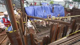 Pekerja konstruksi merapikan lereng galian pondasi pembangunan tiang pancang proyek LRT dan flyover Pancoran yang longsor di Jakarta, Jumat (13/10). (Liputan6.com/Immanuel Antonius)