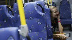 Seorang wartawan menangis ketakutan saat sebuah bus yang mengangkut sejumlah jurnalis di Olimpiade Rio 2016 terkena peluru nyasar pada Selasa (9/8/2016) malam waktu Brasil. (Reuters/Shannon Stapleton)