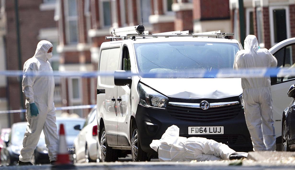 <p>Petugas forensik polisi menggeledah sebuah van putih di sudut Maples Street dan Bentinck Road, Nottingham, Inggris, Selasa (13/6/2023). Tiga orang ditemukan tewas di kota tersebut dalam apa yang digambarkan oleh polisi sebagai 'insiden mengerikan dan tragis'. (Zac Goodwin/PA via AP)</p>