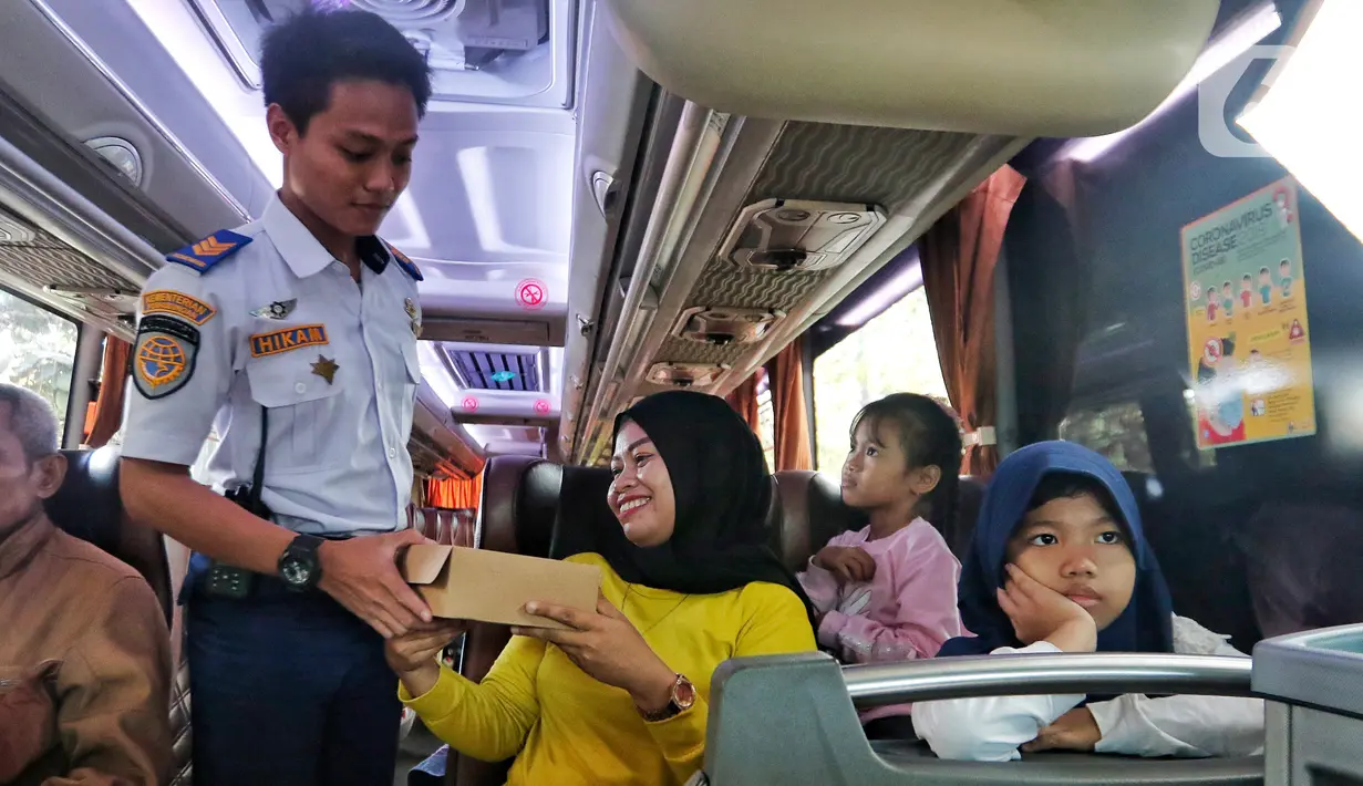 Petugas Badan Pengelola Transportasi Jabodetabek (BTPJ) saat memberikan takjil berbuka puasa bagi para penumpang yang mudik lebih awal di Terminal Poris Plawad, Kota Tangerang, Rabu (12/4/2023). (Liputan6.com/Angga Yuniar)