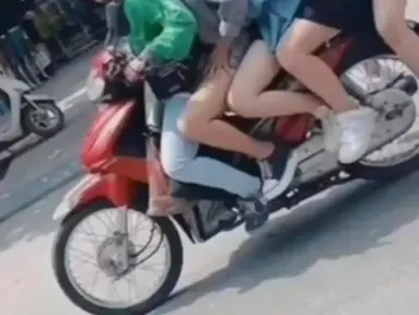Wah overload banget nih penumpangnya, semoga motornya diberikan kekuatan (Instagram/@semangatojol)
