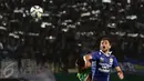Penyerang Persib, Illia Spasojevic (kanan) berebut bola dengan pemain Persebaya United, Munhar di laga lanjutan Grup A Piala Presiden 2015 di Stadion Si Jalak Harupat, Bandung, Minggu (6/9/2015). Persib unggul 2-0. (Liputan6.com/Helmi Fithriansyah)