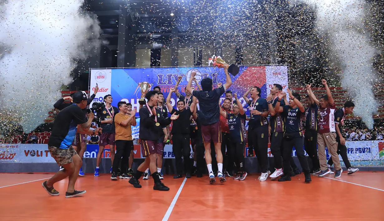 Tim Voli Putra BIN Pasundan muncul sebagai juara baru Livoli Divisi Utama setelah menghentikan perlawanan LavAni dalam laga grand final Livoli Divisi Utama 2023 di GOR Joyoboyo, Kediri, Minggu (10/12/2023) malam WIB. Farhan Halim dkk menang 3-2 (25-19, 21-25, 22-25, 25-19 dan 15-12) untuk memastikan gelar pertama mereka di ajang Livoli Divisi Utama. Atas raihan gelar juara ini, Tim Voli Putra BIN Pasundan mendapatkan trofi dan uang pembinaan sebesar Rp50 juta, sementara sang runner-up LavAni mendapat Rp30 juta. Selain gelar juara, BIN Pasundan juga patut berbangga dengan penghargaan yang diterima pemainnya, Fikri Mustofa Kamal sebagai Pemain Masa Depan pada ajang Livoli Divisi Utama 2023 dan mendapat piala serta hadiah uang pembinaan Rp5 juta. (PBVSI)