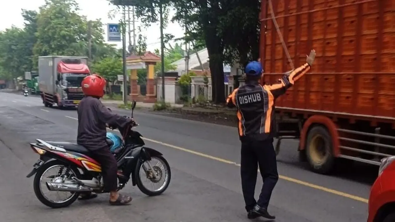 Petugas Dinas Perhubungan Kabupoaten Probolinggo  lakukan pembatasan operasional kendaraan Barang pada arus mudik Lebaran 2023 (Istimewa)