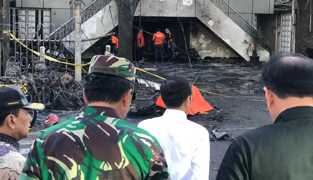 Presiden Joko Widodo (Jokowi) meninjau bangunan Gereja Kristen Indonesia yang menjadi lokasi ledakan bom di Jalan Arjuna, Surabaya, Minggu (13/5). Jokowi sempat mendekat ke titik lokasi yang menjadi pusat ledakan. (Liputan6.com/Istimewa)