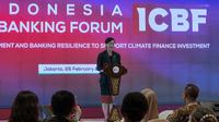 Pejabat sementara (Pjs) Ketua dan Wakil Ketua Otoritas Jasa Keuangan (OJK) Friderica Widyasari Dewi dalam acara The 2nd Indonesia Climate Banking Forum, Kamis (26/2/2026). (Liputan6.com/Gagas)