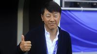 Pelatih Timnas Indonesia, Shin Tae-yong memberikan gestur jempol saat laga 16 besar Piala Asia 2023 melawan Australia yang berlangsung di assim bin Hamad Stadium, Doha, Qatar, Minggu (28/01/2024). (AP Photo/Aijaz Rahi)