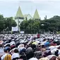 Umat islam di Maumere, Kabupaten Sikka saat menggelar sholat ied di hadapan gereja Kristen (Liputan6.com/Ola Keda)