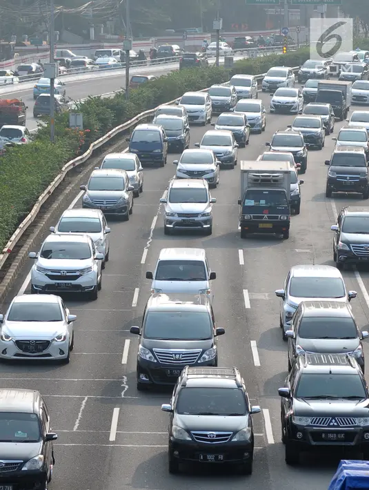 Sejumlah kendaraan melintasi ruas tol dalam kota arah Cawang, Jakarta, Sabtu (9/6). H-6 Hari Raya Idul Fitri 1439 H, ruas tol dalam kota Jakarta masih terlihat padat. (Liputan6.com/Helmi Fithriansyah)