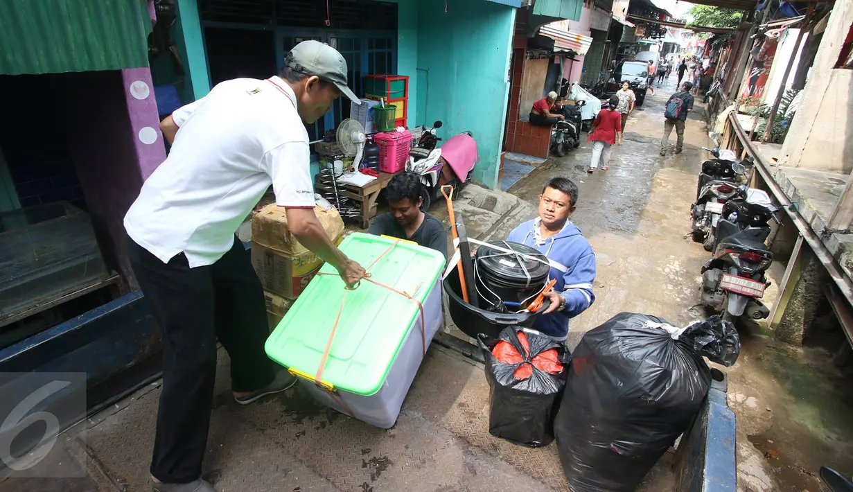 Warga mengemas barang miliknya di kawasan Bukit Duri, Jakarta, Kamis (8/9). Jelang penertiban, warga di kawasan tersebut mulai berinisiatif mengemas barang untuk pindah ke Rusun Rawa Bebek pascaterbitnya SP II. (Liputan6.com/Immanuel Antonius)