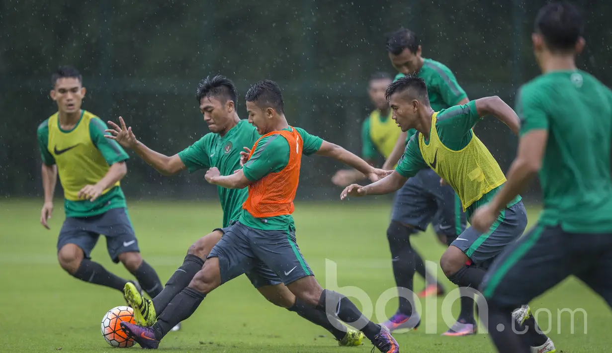Penyerang Persela, Sadil Ramdani, berebut bola dengan gelandang Persib, Gian Zola, saat mengikuti seleksi Timnas Indonesia U-22 di Lapangan SPH Karawaci, Banten, Selasa (21/2/2017).(Bola.com/Vitalis Yogi Trisna)