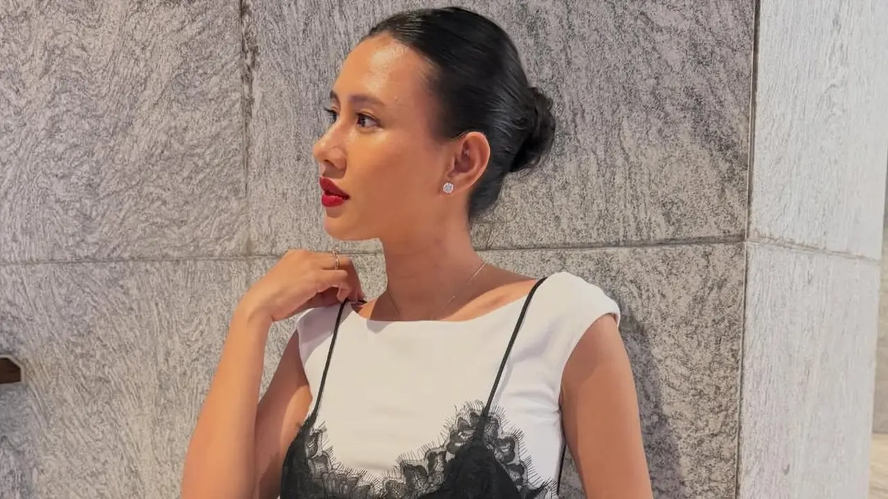 Pesona Bumil Shenina Cinnamon, Makeup Flawless dengan Lipstik Merah Merona yang Stand Out