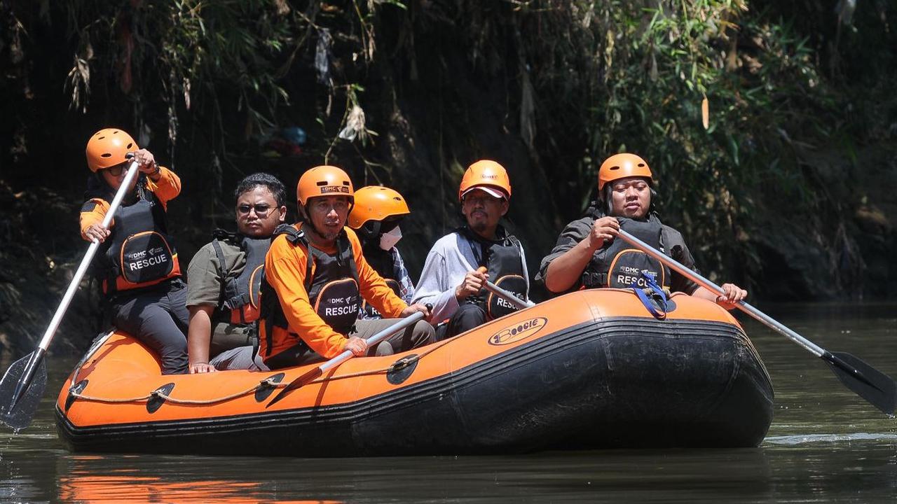 Dompet Dhuafa bersama jurnalis melakukan aksi susur Sungai Ciliwung mulai dari Jembatan TB Simatupang hingga ke Padepokan Kali Ciliwung, Jakarta, Sabtu (16/12/2023). Kegiatan ini dilakukan sebagai&nbsp;kesiapan mitigasi bencana urban city, gempa, banjir, 