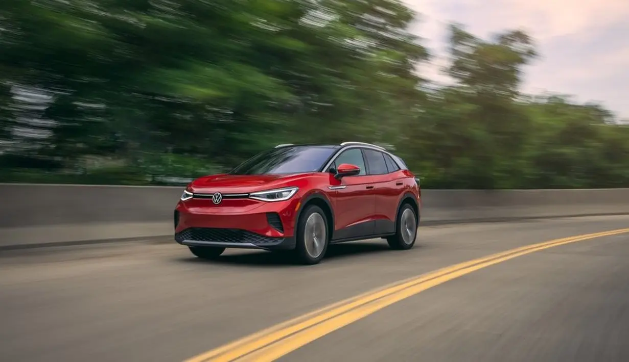 VW ID.4 merupakan urban SUV berkapasitas lima penumpang. Tampilan eksteriornya terlihat humble dengan tampang yang tidak terlalu mencolok ala mobil listrik modern. Mobil ini tampak mengambil bahasa desain khas VW ID. seperti yang diaplikasikan pada ID.Buzz. (Source: caranddriver.com)