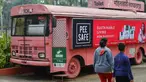 Foto pada 9 Februari 2020 menunjukkan orang-orang berjalan melewati toilet keliling di sebuah bus di taman umum di Pune, India. Proyek Ti Toilet, sebuah bus yang diubah menjadi toilet dan diluncurkan pada tahun 2016, adalah gagasan Ulka Sadalkar dan Rajeev Kheer. (Indranil MUKHERJEE/AFP)