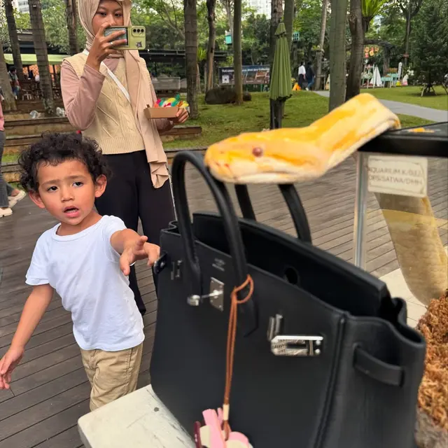Foto-foto Jessica Iskandar dan Vincent Verhaag Ajak Anak ke Kebun Binatang/Instagram @inijedar