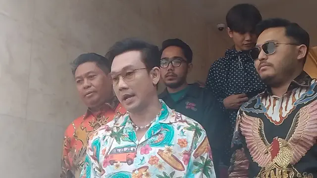 Denny Sumargo memenuhi panggilan polisi guna memberikan keterangan terkait laporannya terhadap DJ Verny Hasan