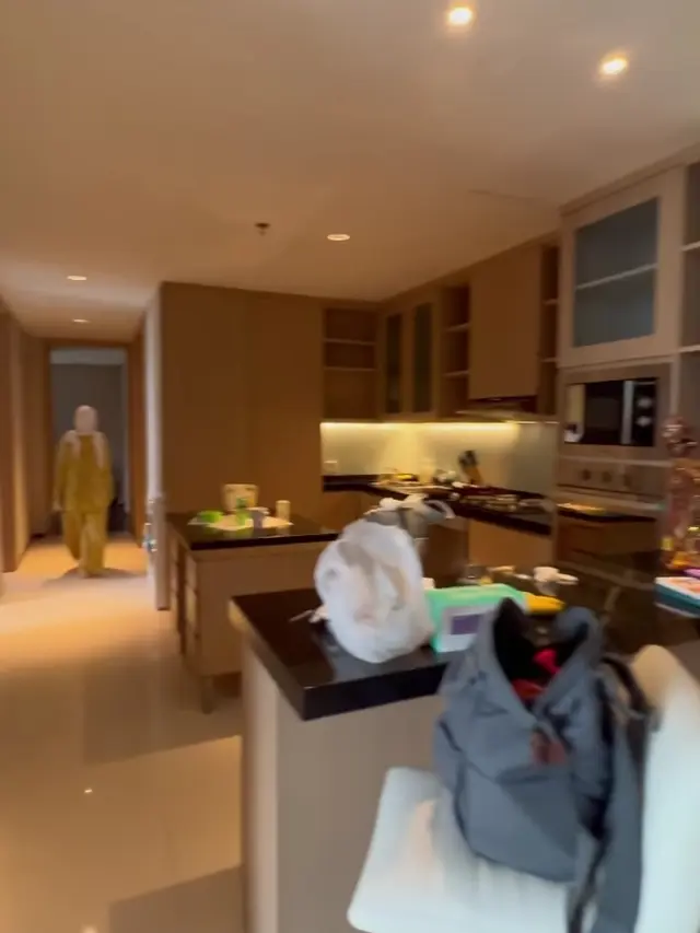 6 Momen Tya Ariestya Staycation di 'Penthouse 5M' yang Viral di Layangan Putus