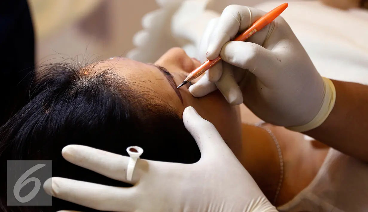 Dokter kecantikan melukis alis pengunjung dengan pensil di Jakarta, Kamis (15/10/2015). Ada beberapa teknik sulam alis, antara lain 2 dimensi (2D), 3 dimensi (3D), 4 dimensi (4D) dan 6 dimensi (6D). (Liputan6.com/Yoppy Renato)