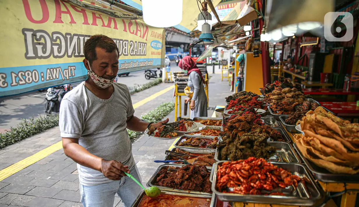 Lauk-pauk disajikan di warung nasi kapau di kawasan Senen, Jakarta Pusat, Senin (19/10/2020). Pelonggaran pembatasan sosial berskala besar (PSBB) kembali ke fase transisi disambut baik oleh para pelaku usaha kuliner karena pengunjung dapat kembali bersantap di tempat. (Liputan6.com/Faizal Fanani)