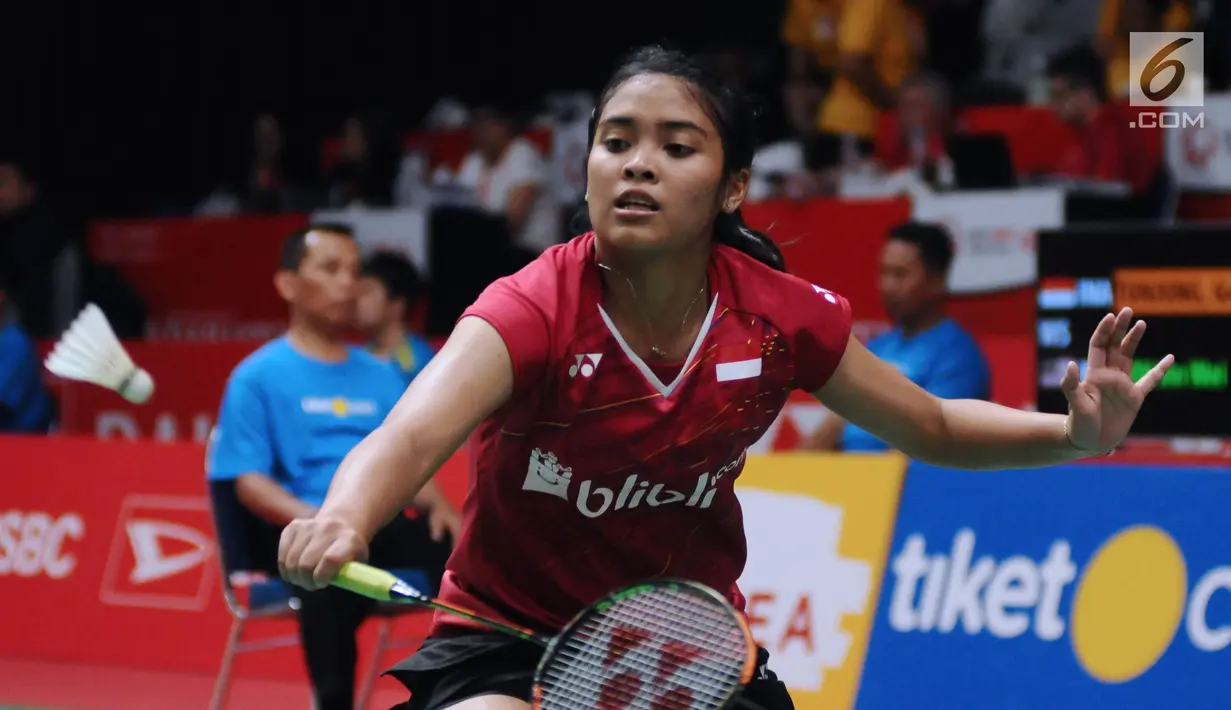 Tunggal putri Indonesia, Gregoria Mariska Tunjung mengembalikan kok ke arah Goh Jin Wei (Malaysia) pada babak pertama Indonesia Masters 2018 di Istora Senayan, Jakarta, Rabu (24/1). Gregoria kalah 14-21, 21-19, 12-21. (Liputan6.com/Helmi Fithriansyah)