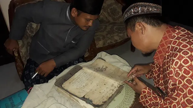 Alquran kuno tulis tangan peninggalan pasca-Perang Diponegoro berusia setidaknya 147 tahun. (Foto: Liputan6.com/Muhamad Ridlo)
