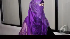 Istri Muhammad Nazaruddin, Neneng Sri Wahyuni, datang ke Pengadilan Tipikor, Jakarta, Kamis (14/8/2014) untuk bersaksi di sidang Anas Urbaningrum, (Liputan6.com/Miftahul Hayat)