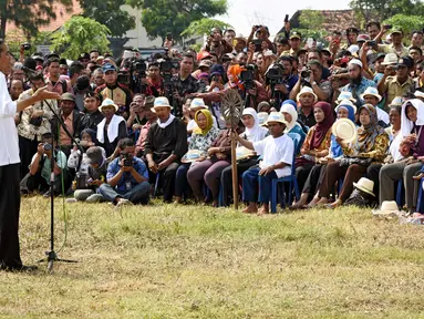 Presiden Joko Widodo menghadiri panen raya di Desa Kedokan Gabus, Kecamatan Gabus Wetan, Kabupaten Indramayu, Rabu (18/3/2015). (Rumgrapres/Agus Suparto)