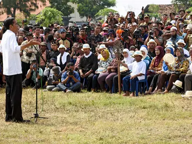 Presiden Joko Widodo menghadiri panen raya di Desa Kedokan Gabus, Kecamatan Gabus Wetan, Kabupaten Indramayu, Rabu (18/3/2015). (Rumgrapres/Agus Suparto)